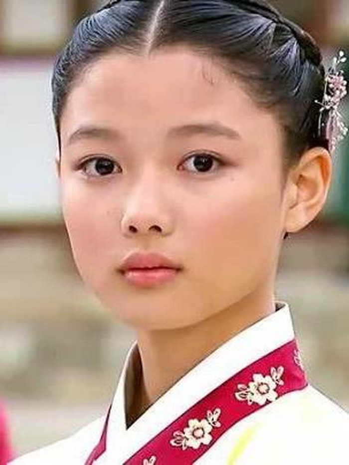 Sejak memulai berakting, Kim Yoo Jung rupanya kerap membintangi drama sageuk dengan peran versi muda. The Moon Embracing The Sun menjadi salah satu yang sukses melambungkan namanya yang kala itu dikenal sebagai aktris cilik kenamaan Korea.