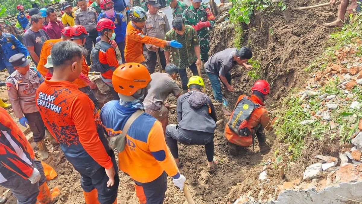 Satu Keluarga Tewas Tertimbun Longsor di Trenggalek