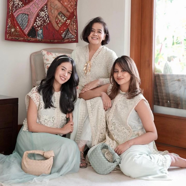 <p>Maudy Ayunda kembali membagikan momen bersama keluarga. Aktris sekaligus penyanyi itu baru saja merayakan ulang tahun ibunda, Muren Murdjoko, bersama sang adik, Amanda Khairunnisa, pada akhir pekan lalu. (Foto: Instagram @maudyayunda)</p>