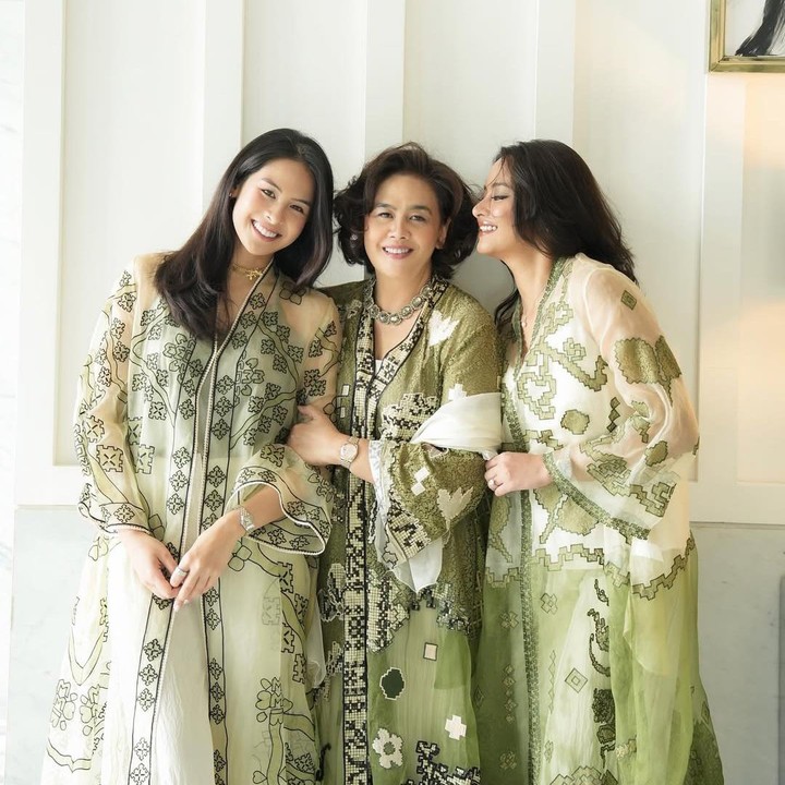 <p>Tentu saja tak sedikit teman-teman artis dan netizen yang turut memberikan ucapan ulang tahun untuk ibunda Maudy. &ldquo;Selamat ulang tahun Tante Muren,&rdquo; tulis Acha Septriasa. &ldquo;Happiest bday, Mbak <em>@muren.s,</em>&rdquo; tulis Dewi Lestari. &ldquo;Happy birthdaaaay tantee <em>@muren.s</em> sehat terus &amp; banyak berkah,&rdquo; tulis akun <em>@ime****.</em>&nbsp;&nbsp;(Foto: Instagram @maudyayunda)</p>