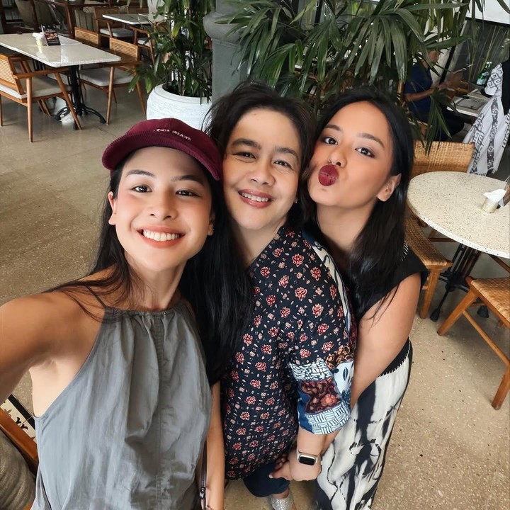 <p>Pada <em>postingan</em> itu, Maudy bersama bunda dan adiknya terlihat mengambil foto&nbsp;<em>selfie</em> bersama di sebuah restoran. &ldquo;Lihat perbedaan antara dua foto,&rdquo; tulis pelantun lagu <em>Perahu Kertas.&nbsp;</em>(Foto: Instagram @maudyayunda)</p>
