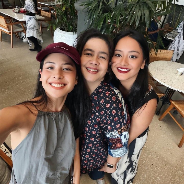 <p>Namun, tak sedikit juga netizen salah fokus dengan paras ketiganya yang cantik, Bunda. &ldquo;Kalian gak bosen cantik ya sayang,&rdquo; tulis akun <em>@vanderleiferreiraa****.</em> &ldquo;Happiest birthday tante cantik, kesayangan 2 putri2 cantik &amp; pintar......<em>@maudyayunda, @akhairunnisa,</em>&rdquo; tulis akun <em>@deasyd****.&nbsp;</em>(Foto: Instagram @maudyayunda)</p>
