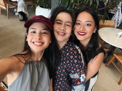 5 Potret Kompak Maudy Ayunda dan Adik Rayakan Ultah Ibunda, Dipuji Cantik Semua