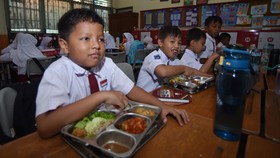 Sejumlah siswa menikmati Makanan Bergizi Gratis (MBG). (ANTARA FOTO/Iggoy el Fitra/bar)