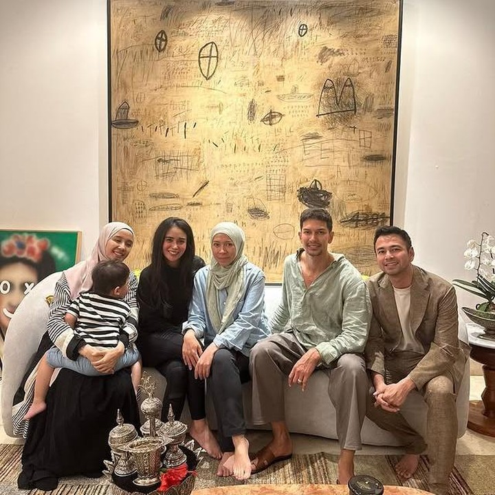 <p>Grup ini beranggotakan Raffi Ahmad, Dimas Beck, Laudya Cynthia Bella, Ayushita, dan Chelsea Olivia Wijaya, Bunda. Beberapa potret itu pun dibagikan langsung oleh Melly lewat Instagram pribadinya <em>@melly_goeslaw</em>. Bella yang sudah lama tak terlihat, nampaknya mencuri perhatian netizen. (Foto: Instagram @melly_goeslaw)</p>