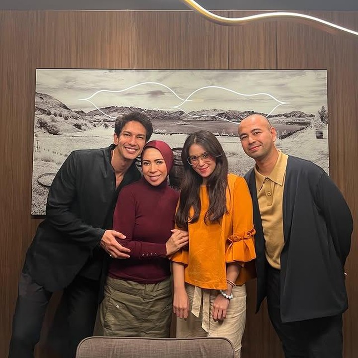 <p>Melly Goeslaw baru-baru ini membagikan potret kebersamaannya dengan grup yang ia bentuk sendiri, yakni BBB (Bukan Bintang Biasa).&nbsp;Dalam unggahannya tersebut, Melly mengajak Raffi Ahmad dan para sahabatnya untuk reuni setelah sekian lama enggak kumpul bareng, Bunda.&nbsp;(Foto: Instagram @melly_goeslaw)</p>