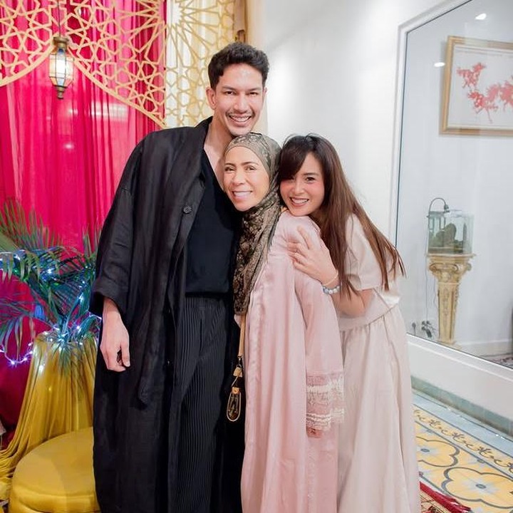 <p>&ldquo;<em>Alhamdulillaah</em> 19 tahun banyak kenangan-kenangan berbagai macam rasa. Meskipun jarang ketemu dan kerja bareng, tapi tetap saling <em>support</em> dan saling mendoakan,&rdquo; tulis Melly lewat Instagramnya, pada Minggu (02/11/2025). (Foto: Instagram @melly_goeslaw)</p>