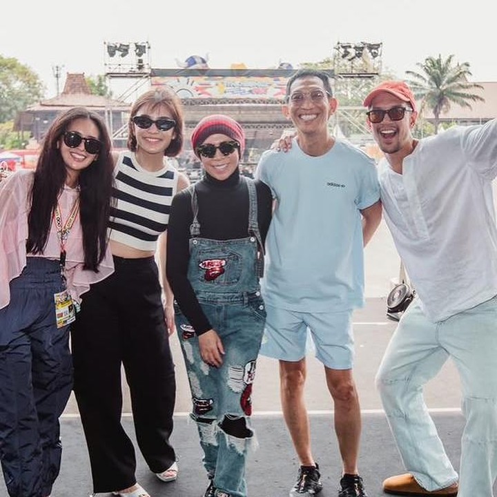 <p>Usai Melly membagikan potret kebersamaannya itu, banyak netizen yang mengaku rindu dengan sosok Laudya Cynthia Bella, Bunda. Diketahui, Bella memang sudah lama tak muncul di dunia hiburan karena kini ia lebih memilih fokus pada kehidupan pribadinya. (Foto: Instagram @melly_goeslaw)</p>