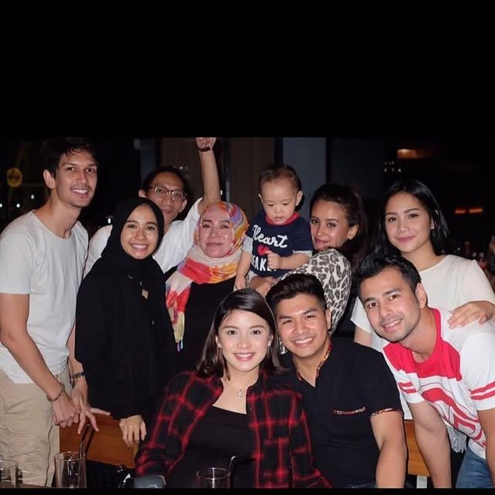 <p>Melihat postingan itu, tak sedikit warganet yang merasa rindu dengan kehadiran Laudya Cynthia Bella. Beberapa di antaranya menulis, &ldquo;Kangen teh Bella,&rdquo; tulis akun <em>@pen****</em>. &ldquo;Kangen ka Laudya Cynthia Bella apa kabarnya sekarang ya?&rdquo; sahut <em>@iis****</em>, hingga &ldquo;Kurang ka Bella ga sih, ka Bella<em> we miss you</em>,&rdquo; tutur Instagram&nbsp;<em>@apr****</em>. (Foto: Instagram @melly_goeslaw)</p>