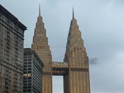 China Punya Menara Kembar Mirip Petronas, Tapi yang Ini Berlapis Emas