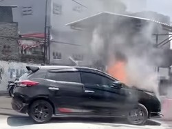 Mobil Terbakar di Palmerah Jakbar, Asap Mengepul