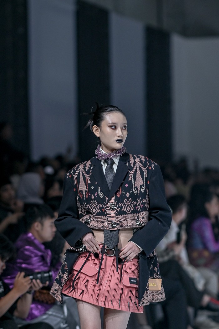 Label MORAL mengeksplorasi Tenun Lombok, memadukannya dengan material modern seperti denim, leather, serta aksen metal.