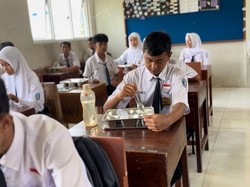Antusiasme Siswa Menanti Nasi MBG Bahagia Olahan SPPG Polres Sragen