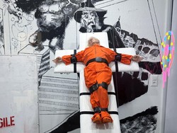 Video: Saat Donald Trump Berbaju Tahanan dan Disalib di Swiss