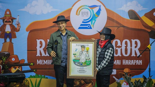 Wali Kota Bogor, Dedie A. Rachim, menerima penghargaan atas inovasi dan kepedulian lingkungan. Ia menekankan pentingnya kolaborasi dengan media.