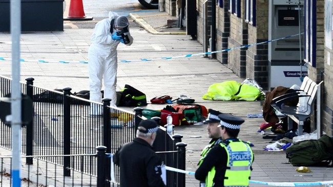 Sejumlah saksi mata penikaman di kereta London, Inggris menceritakan momen mengerikan yang terjadi pada Sabtu (1/11) malam atau sehari setelah Halloween.