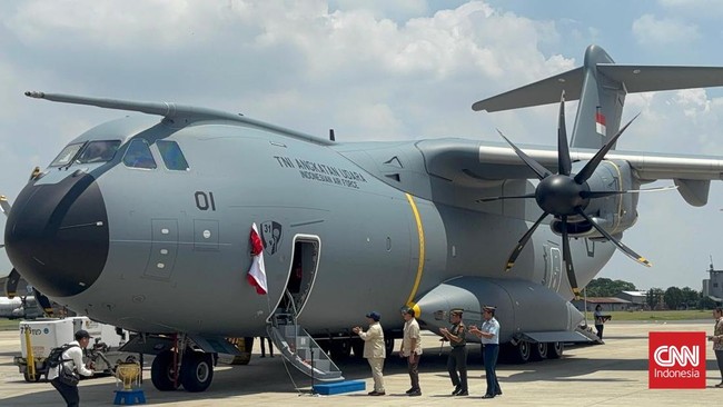 Presiden RI Prabowo Subianto menyerahkan kunci pesawat angkut Airbus A400M kepada Tentara Nasional Indonesia (TNI).