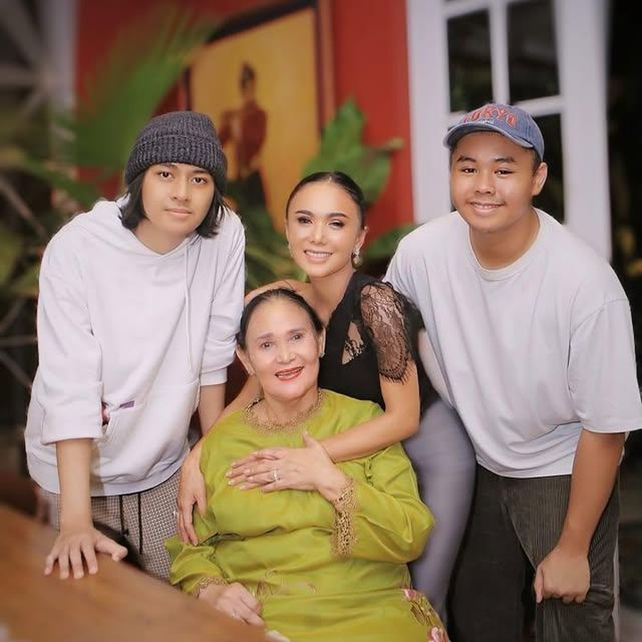 <p>Yuni Shara memiliki dua anak laki-laki yang bernama Cavin Obrient Salomo Siahaan dan Cello Obient Siahaan, dari pernikahannya dengan Henry Siahaan. Kini, kedua putranya itu telah beranjak dewasa, Bunda. (Foto: Instagram @yunishara36)</p>