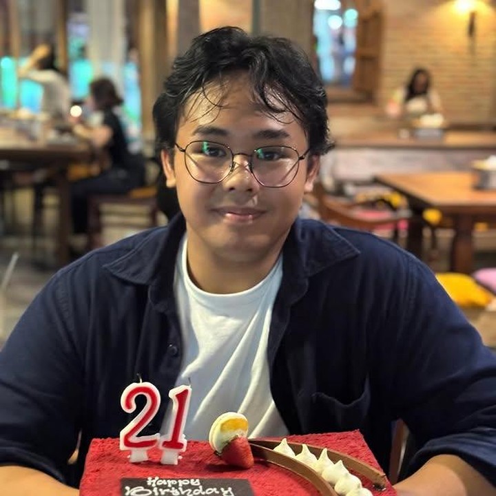 <p>Dalam salah satu potretnya, penyanyi berusia 53 tahun ini memberikan kue ulang tahun untuk Cello lengkap dengan lilin angka 21. &ldquo;Selamat 21 Tahun anakku Cello Obin Siahaan. Doa Bunda selalu menyertai langkahmu. Terima kasih atas perhatian, ucapan, dan doa buat ananda Cello. Semoga semua selalu dalam lindungan Gusti Allah,&rdquo; tulis Yuni lewat unggahannya di Instagram. (Foto: Instagram @yunishara36)</p>