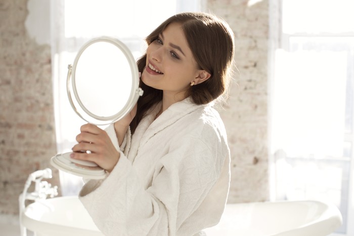 Mengurangi stres dengan mengungkapkan rasa syukur juga dapat berpengaruh pada kondisi kulit. Mengekspresikan rasa terima kasih dapat mengurangi kadar kortisol (dikenal sebagai hormon stres) dan meningkatkan kemampuan sistem kekebalan tubuh untuk memperbaiki sel-sel kulit.