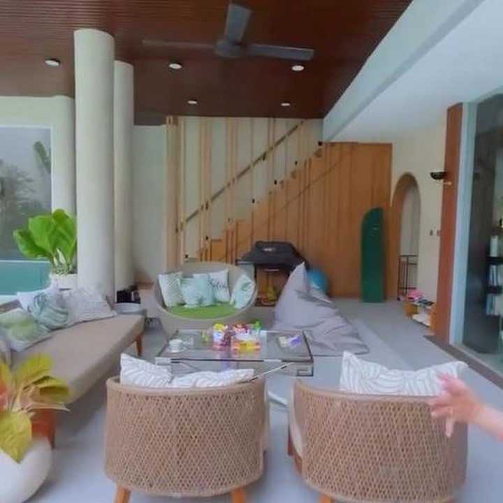 <p>Memasuki dalam rumah, Rossa membuat ruang keluarga yang nyaman dengan penyinaran langsung dari cahaya matahari. Ruangan ini adalah tempat berkumpul Rossa dan teman-temannya. Semua furnitur di ruangan ini tidak banyak yang baru karena sudah dimiliki Rossa sejak lama. (Foto: Instagram @itsrossa910)</p>