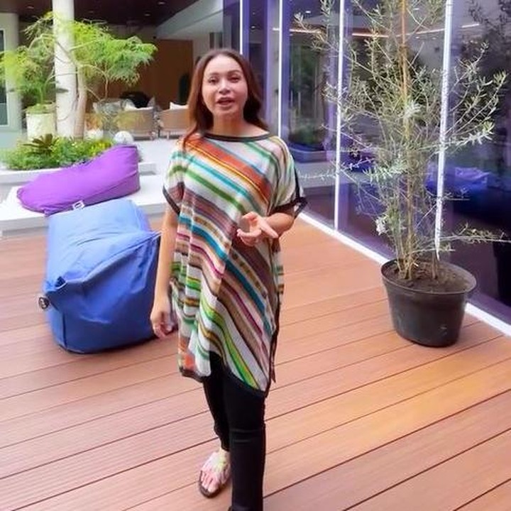 <p>Penyanyi Rossa baru saja selesai merenovasi rumah mewahnya yang berkonsep modern namun tetap asri. Melalui unggahan di Instagram, Rossa menunjukkan taman belakang rumahnya yang telah disulap menjadi tempat bersantai nan nyaman. "Yeay akhirnya taman belakang aku selesai juga. Butuh lebih dari 6 bulan buat menyelesaikan, dengan berbagai cerita seru. Mulai dari memilih bahan, mengganti desain, nungguin tukang, buat taman sendiri dan drama2 lainnya," tulis Rossa. (Foto: Instagram @itsrossa910)</p>