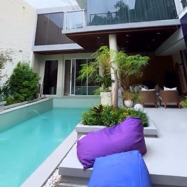 <p>Taman belakang rumah Rossa diisi oleh kolam renang yang dikelilingi tanaman hijau. Kolam ini dedesain ulang dengan tampilan yang lebih modern. "Lahan belakang rumah aku ini memang tadinya sudah ada kolam renang. Tapi akhirnya aku mengganti mozaik-nya dengan yang lebih '<em>in</em>' banget dan aku senang banget karena aku dapetin apa yang aku inginkan," kata Rossa dalam video yang diunggahnya. (Foto: Instagram @itsrossa910)</p>