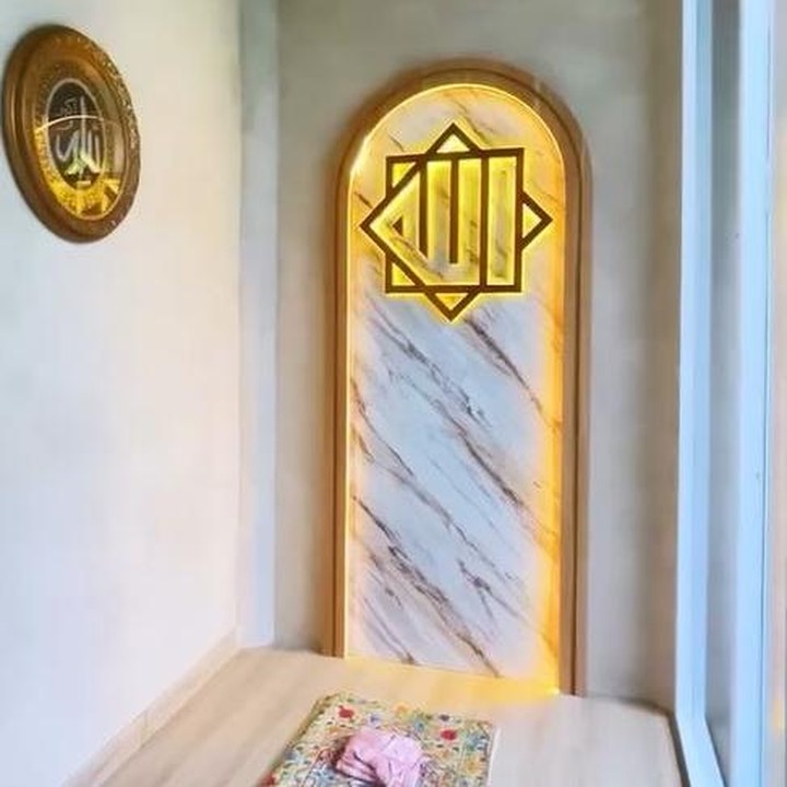 <p>Dalam video ini, Rossa juga menunjukkan ruangan lain yang baru selesai di renovasi. Ruangan spesial ini adalah tempat beribadah atau musola yang bisa menampung cukup banyak orang bila ingin melakukan salat berjamaah. Rossa mengaku puas dengan hasil renovasi rumahnya, termasuk ruang musala dan ruang steam yang dibangunnya tak jauh dari tempat ibadah. "Melihat hasil akhirnya, aku puas bgt. Aku jadi punya mushala di lantai 1, ruang gym kecil, dan ruang steam," ungkapnya. (Foto: Instagram @itsrossa910)</p>