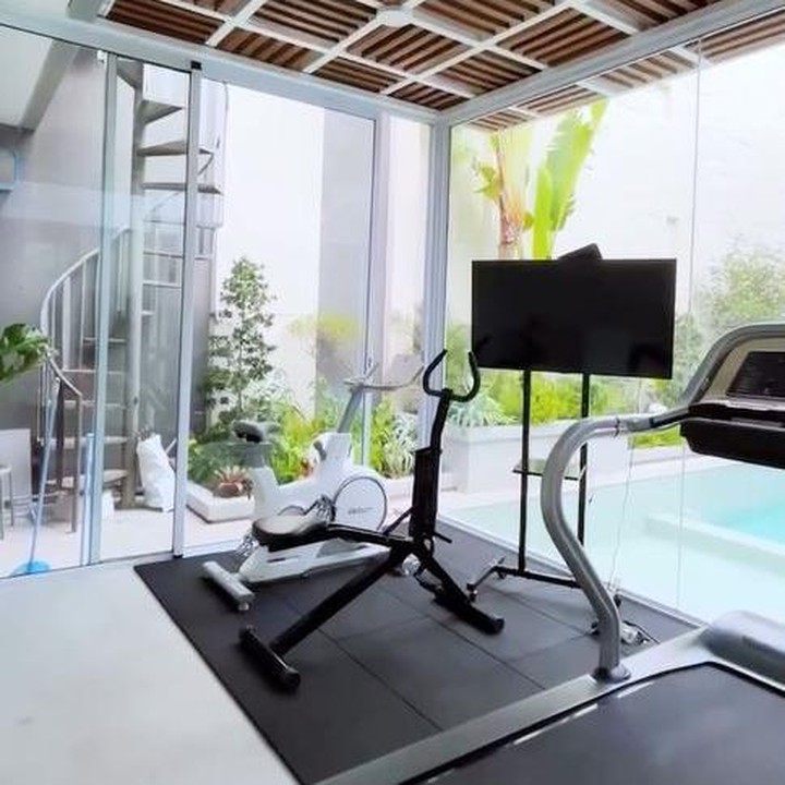 <p>Di dekat sudut lain kolam renang, Rossa membangun ruangan khusus untuk olahraga. Pelantun lagu Pudar ini membuat ruangan dengan dinding kaca transparan sehingga bisa menikmati suasana asri di sekeliling kolam renang saat olahraga. "Aku akhirnya bikin ruangan untuk olahraga sehari-hari dan alat-alatnya memang yang selalu akau pakai," ujar Rossa. (Foto: Instagram @itsrossa910)</p>