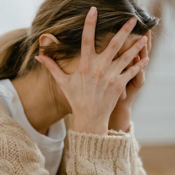 5 Tanda Seseorang Sedang Lelah Secara Fisik dan Emosional