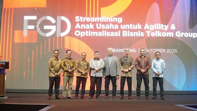 Kedua strategi yang dijalankan Telkom untuk mewujudkan transformasi korporasi adalah dengan menjadi strategic holding dan memperkuat portfolio bisnis.