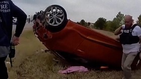 Detik-detik Polisi Selamatkan Bayi Terjepit di Mobil Terguling