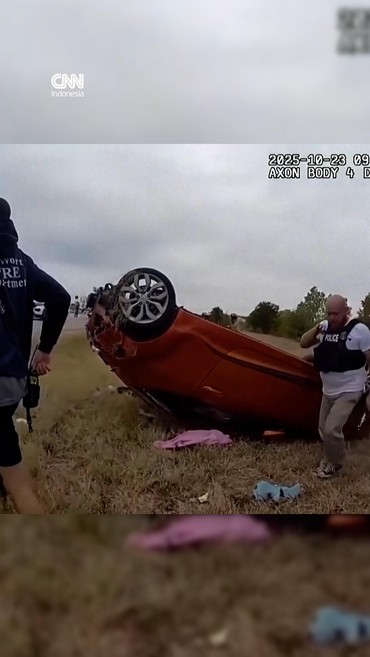 Detik-detik Polisi Selamatkan Bayi Terjepit di Mobil Terguling