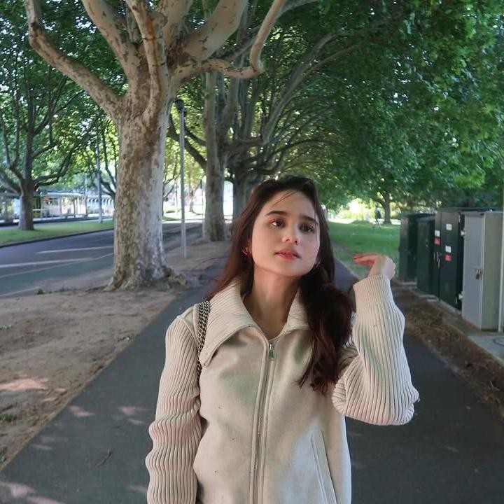 <p>Gaya Tissa saat berada di Australia dan menyusuri jalanan Melbourne, menuai pujian dari netizen. Beberapa netizen memuji paras Tissa yang cantik dan gayanya yang stylish dan santai. "Tissa cantik banget." tulis akun @li***. "<em>Masyaallah</em> kak tiss cantikk bangett," ungkap @fa***. "cantiknyaaa kak <em>masyaallah</em>," ujar akun @sa***. (Foto: Instagram @tissabiani)</p>