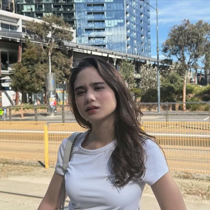 <p>Melalui unggahan di Instagram, Tissa membagikan momen liburannya di Melbourne, Victoria, Australia. Perempuan 23 tahun ini diketahui liburan ke Australia bareng kekasihnya Dul Jaelani. "<em>Holiday mode on</em>," tulisnya di media sosial. Menurut informasi, Tissa dan Dul terbang ke Australia untuk menonton konser band asal Inggris, Oasis. (Foto: Instagram @tissabiani)</p>