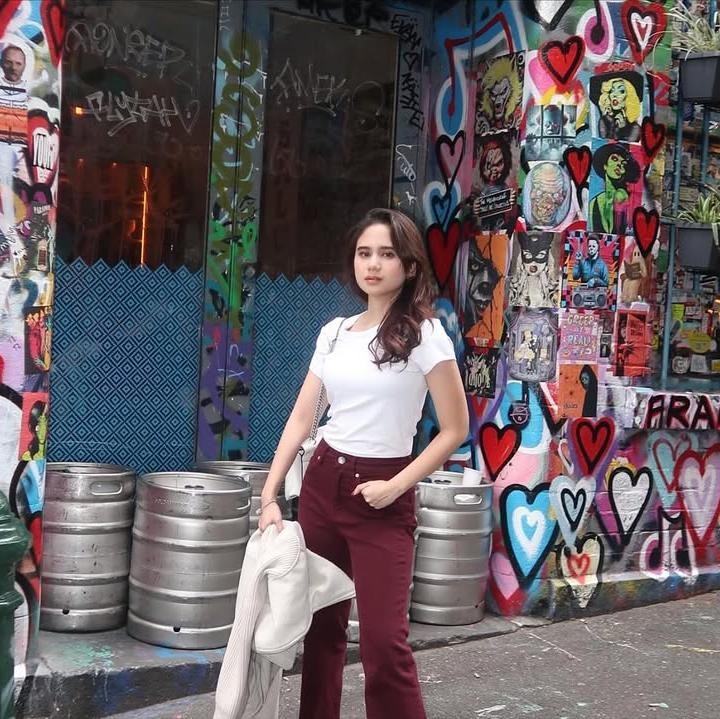 <p>Selain menikmati pemandangan kota Melbourne yang indah, Tissa juga menyempatkan diri untuk mengunjungi galeri seni terbesar di Australia, yakni National Gallery of Victoria. Dalam unggahan di Instagram Stories, Tissa membagikan beberapa foto koleksi seni di tempat bersejarah tersebut. (Foto: Instagram @tissabiani)</p>