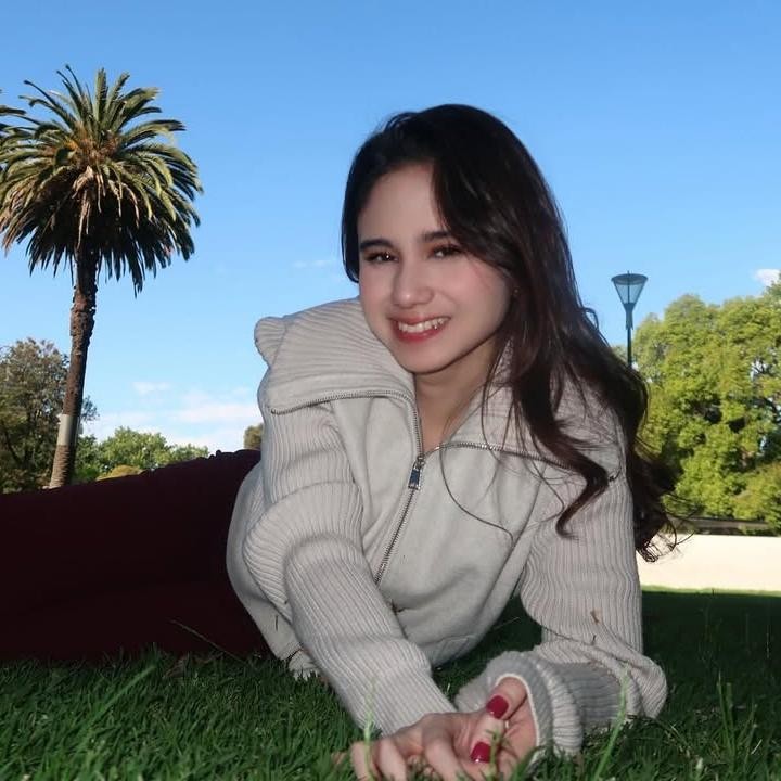 <p>Selama di Australia, Tissa banyak menghabiskan waktu untuk jalan-jalan, Bunda. Perempuan bernama lengkap Tissa Biani Azzahra ini banyak menyusuri jalanan Kota Melbourne, termasuk taman yang asri di sana. Dalam satu potret yang dibagikan, Tissa tampak berpose sambil setengah tidur di atas rerumputan yang hijau. (Foto: Instagram @tissabiani)</p>
