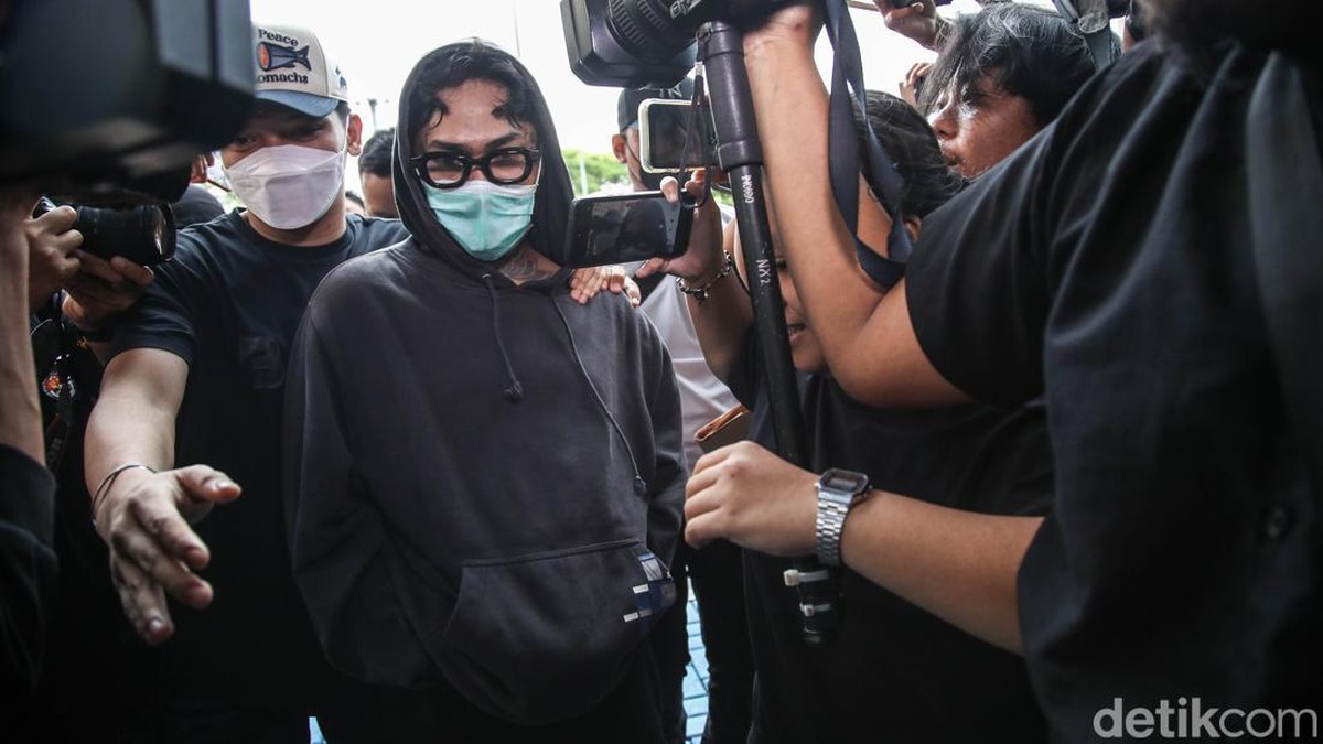 Musisi sekaligus aktor Onadio Leonardo menjalani pemeriksaan asesmen di Badan Narkotika Nasional Provinsi &lpar;BNNP&rpar; DKI Jakarta&comma; Senin &lpar;3&sol;11&sol;2025&rpar;&comma; usai diamankan oleh Polres Metro Jakarta Barat terkait dugaan penyalahgunaan narkoba&period;