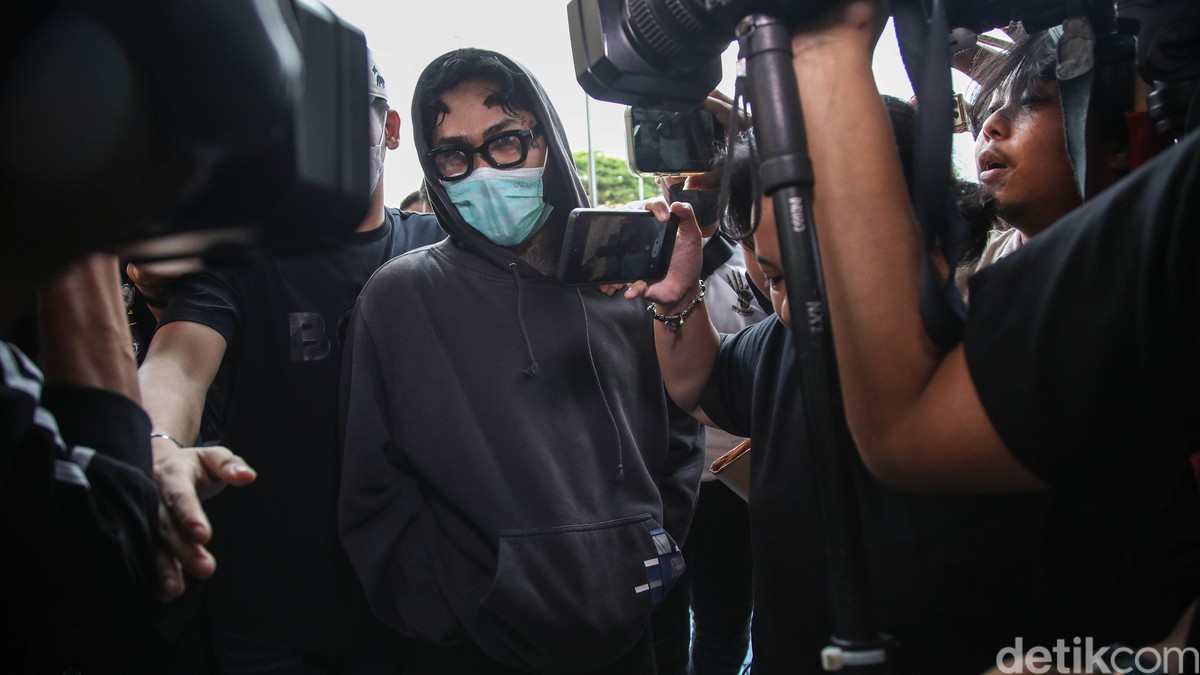 Musisi sekaligus aktor Onadio Leonardo menjalani pemeriksaan asesmen di Badan Narkotika Nasional Provinsi &lpar;BNNP&rpar; DKI Jakarta&comma; Senin &lpar;3&sol;11&sol;2025&rpar;&comma; usai diamankan oleh Polres Metro Jakarta Barat terkait dugaan penyalahgunaan narkoba&period;