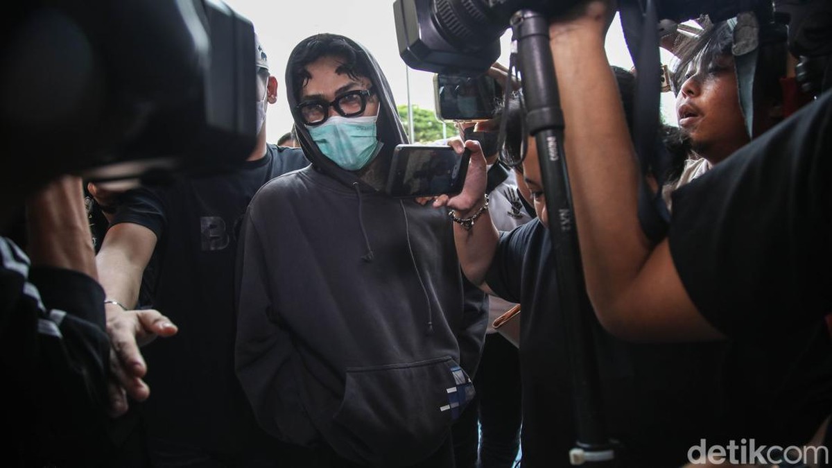 Musisi sekaligus aktor Onadio Leonardo menjalani pemeriksaan asesmen di Badan Narkotika Nasional Provinsi &lpar;BNNP&rpar; DKI Jakarta&comma; Senin &lpar;3&sol;11&sol;2025&rpar;&comma; usai diamankan oleh Polres Metro Jakarta Barat terkait dugaan penyalahgunaan narkoba&period;