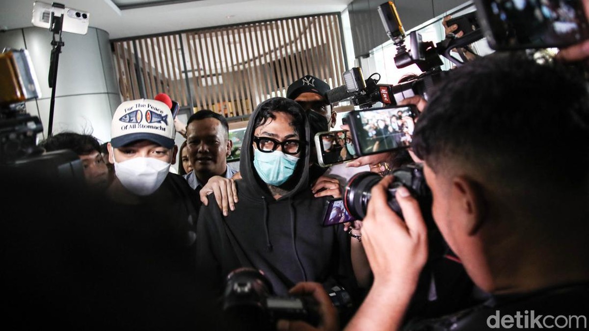 Musisi sekaligus aktor Onadio Leonardo menjalani pemeriksaan asesmen di Badan Narkotika Nasional Provinsi &lpar;BNNP&rpar; DKI Jakarta&comma; Senin &lpar;3&sol;11&sol;2025&rpar;&comma; usai diamankan oleh Polres Metro Jakarta Barat terkait dugaan penyalahgunaan narkoba&period;