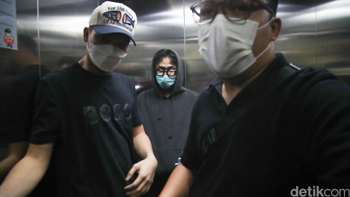 Musisi sekaligus aktor Onadio Leonardo menjalani pemeriksaan asesmen di Badan Narkotika Nasional Provinsi &lpar;BNNP&rpar; DKI Jakarta&comma; Senin &lpar;3&sol;11&sol;2025&rpar;&comma; usai diamankan oleh Polres Metro Jakarta Barat terkait dugaan penyalahgunaan narkoba&period;