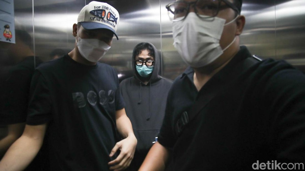 Musisi sekaligus aktor Onadio Leonardo menjalani pemeriksaan asesmen di Badan Narkotika Nasional Provinsi &lpar;BNNP&rpar; DKI Jakarta&comma; Senin &lpar;3&sol;11&sol;2025&rpar;&comma; usai diamankan oleh Polres Metro Jakarta Barat terkait dugaan penyalahgunaan narkoba&period;