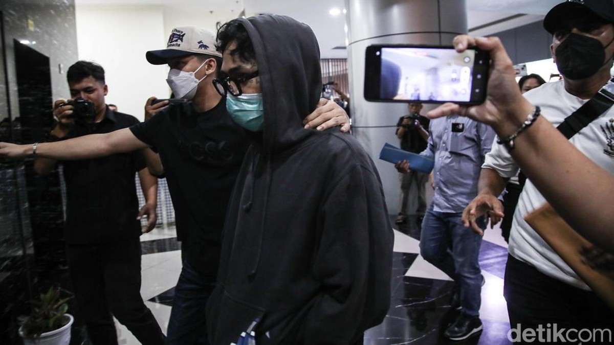 Musisi sekaligus aktor Onadio Leonardo menjalani pemeriksaan asesmen di Badan Narkotika Nasional Provinsi &lpar;BNNP&rpar; DKI Jakarta&comma; Senin &lpar;3&sol;11&sol;2025&rpar;&comma; usai diamankan oleh Polres Metro Jakarta Barat terkait dugaan penyalahgunaan narkoba&period;