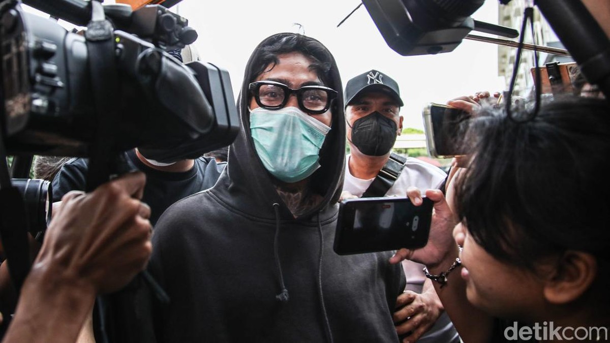 Musisi sekaligus aktor Onadio Leonardo menjalani pemeriksaan asesmen di Badan Narkotika Nasional Provinsi &lpar;BNNP&rpar; DKI Jakarta&comma; Senin &lpar;3&sol;11&sol;2025&rpar;&comma; usai diamankan oleh Polres Metro Jakarta Barat terkait dugaan penyalahgunaan narkoba&period;