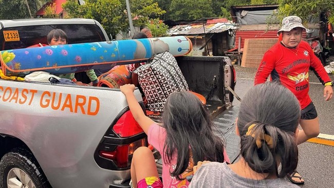 Lebih dari 150.000 warga Filipina dievakuasi imbas Topan Kalmaegi mendekati daratan pada Senin (3/11).