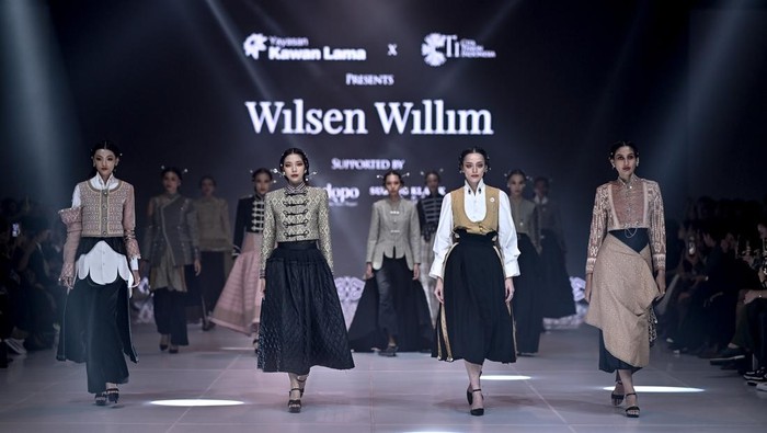 Wilsen Willim kembali menampilkan koleksi menggunakan Tenun Dayak Iban. Kali ini, koleksi bertajuk 