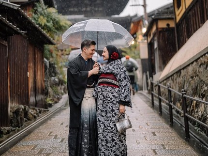 7 Momen Manis Zaskia Sungkar & Irwansyah Babymoon di Jepang, Senang Bisa Pakai Kimono