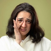 5 Cara Ampuh Mengatasi Mata Pandamu Secara Alami, dan Trik 'Bright & Snatch' Makeup untuk Tampilan Memukau