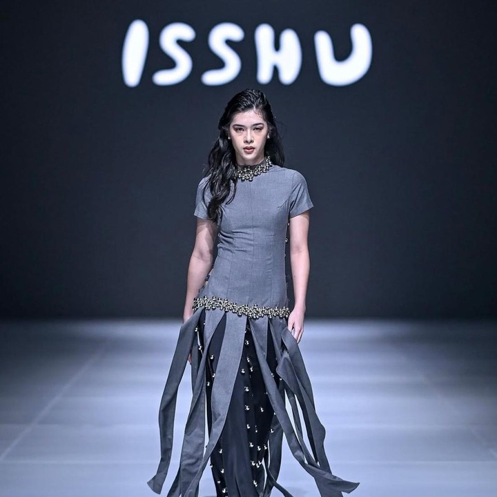 <p>Di ajang JFW 2026, Kayra tampil mewakili <em>brand</em> ISSHU dengan gayanya yang super elegan. Lewat unggahan di Instagram miliknya, ia terlihat <em>stunning</em> mengenakan busana abu-abu dengan rambut panjangnya yang dibiarkan terurai, Bunda. (Foto: Instagram @kayra.miendra)</p>